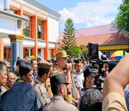 Bupati Inhu, Ade Agus Hartanto saat menjumpai warga yang melakukan aksi demo. (Foto: Andri Subakti)
