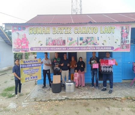 PT NWR memberikan bantuan perlengkapan membatik kepada Rumah Kreatif Cahayo Laut di Desa Segati, Pelalawan. (Foto: Andy Indrayanto)