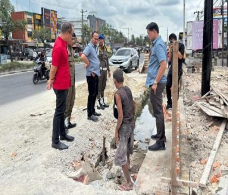 Pembangunan usaha kuliner Cobek Merapi dinilai menyalahi aturan, anggota DPRD Pekanbaru langsung turun ke lapangan (foto/Mimi)
