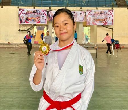 Novita Veronika Raih Emas Karate di O2SN Kabupaten Inhil 2025 (foto/Ayendra)