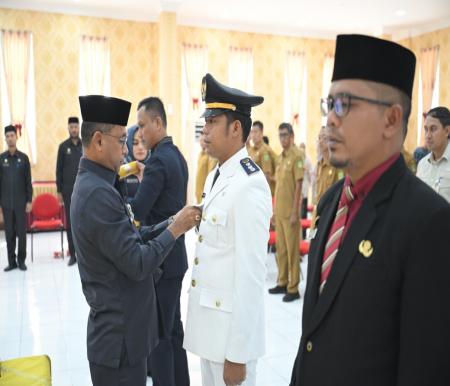 Sekda Rohil, Fauzi Efrizal melantik dua pejabat administrator (foto/afrizal)