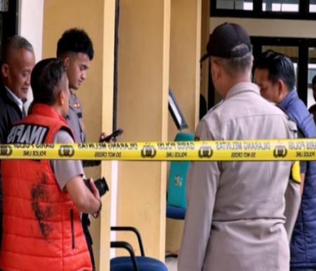 Polisi melakukan olah TKP di Kampus UIN Suska Riau.(foto: risnaldi/halloriau.com