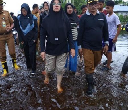 Bupati Siak Afni Zulkifli saat turun ke wilayah banjir.