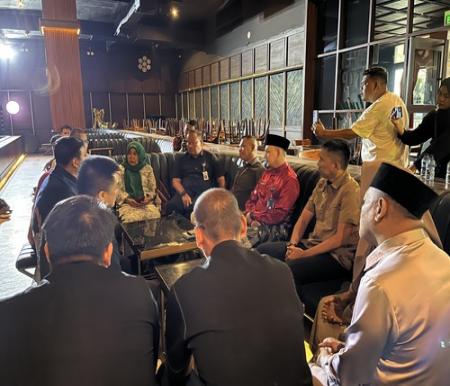 DPMPTSP dan Satpol PP melakukan sidak ke HW Live House. (Foto: Sri Wahyuni)
