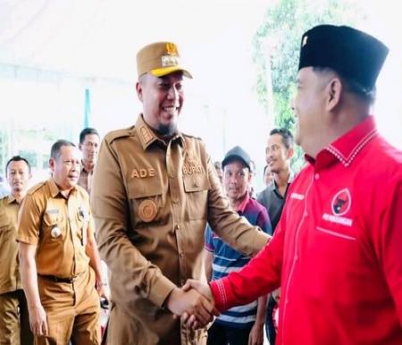 Bupati Indragiri Hulu, Ade Agus Hartanto mendampingi anggota DPR Dapil Riau, Dodi Nefeldi dalam reses di Desa Buluh Rampai, Seberida. (Foto: Andri Subakti)