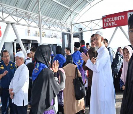 Walikota Dumai, Paisal lepas jemaah haji menuju embarkasi Batam (foto/bambang)