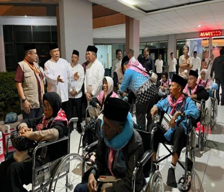 Plt Gubri, SF Hariyanto lepas jemaah calon haji asal Riau via embarkasi Batam (foto/int)