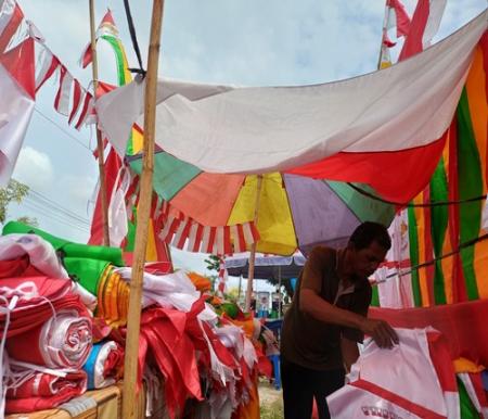 Jelang HUT RI ke 80, pedagang bendera musiman di Pekanbaru mulai menjajakan dagangannya. (Foto: Dini Rahmadanti)