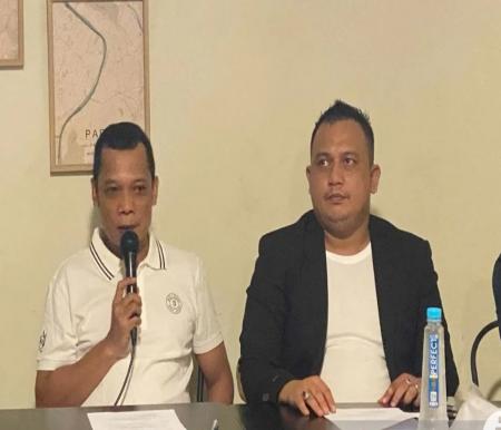Muflihun, mantan Sekretaris DPRD Riau bersama kuasa hukumnya (foto/Antarariau)