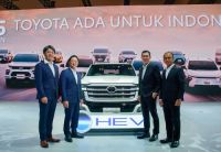 TAM Hadirkan Model-Model Terbaru Kendaraan Elektrifikasi (xEV) Toyota di GIIAS 2026 — Presiden Direktur PT Toyota-Astra Motor (TAM) Takuya Yokohama (kedua kiri) dan Wakil Presiden Direktur TAM Jap Ernando Demily (kedua kanan) bersama jajaran direktur TAM lainnya, yaitu Bansar Maduma (kanan) dan Hiroyuki Oide (kiri), berfoto bersama dikelilingi jajaran kendaraan elektrifikasi (xEV) Toyota yang ditampilkan TAM di booth Toyota pada penyelenggaraan GAIKINDO Indonesia International Auto Show (GIIAS) 2026 di ICE BSD City, Tangerang, Banten, Rabu (29/07). 