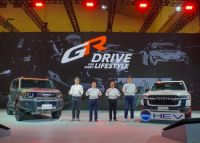 TAM Hadirkan Warna Berbeda Lewat GAZOO Racing dan Keluarga Land Cruiser di GIIAS 2026, Presiden Direktur PT Toyota-Astra Motor (TAM) Takuya Yokohama (kedua kiri) bersama jajaran direksi TAM, Bansar Maduma (kedua kanan), Hiroyuki Oide (kiri), dan Satoshi Tanaka (kanan), usai Toyota GAZOO Racing Press Conference di booth Toyota, Jumat (31/7). 