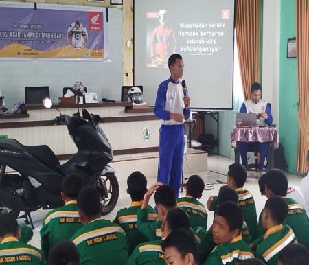 Sesi edukatif yang digelar Hond Riau bersama pelajar SMKN 3 Mandau (foto/ist)