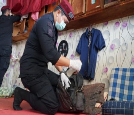 Razia di kamar Rutan Kelas IIB Dumai.(foto: bambang/halloriau.com)