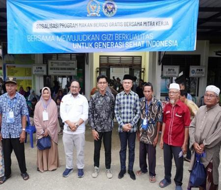 Foto bersama usai kegiatan sosialisasi Program Makan Bergizi Gratis di Aula Kantor Desa Tanjung Rambutan, Kabupaten Kampar, Riau, Rabu (18/6/2025)."