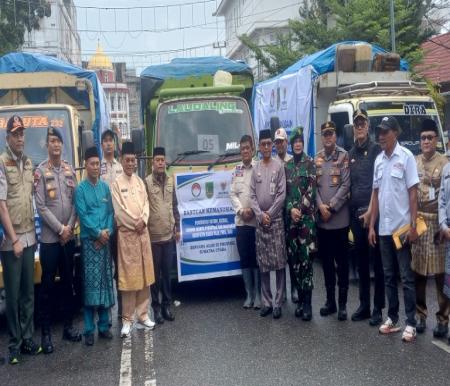 Pemkab Rohil menyalurkan 10 truk bantuan sembako untuk korban bencana di Sumatra (foto/afrizal)