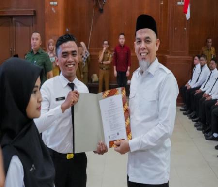 Wako Dumai Serahkan SK kepada 266 CPNS Formasi 2024 di Gedung Sri Bunga Tanjung (foto/bambang)