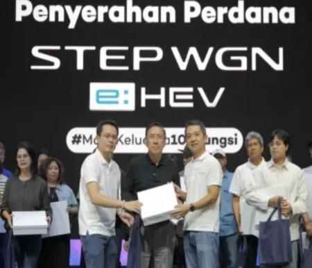 Honda resmi menyerahkan 20 unit perdana Step WGN e:HEV kepada konsumen pertama di GIIAS 2025. Foto: HPM