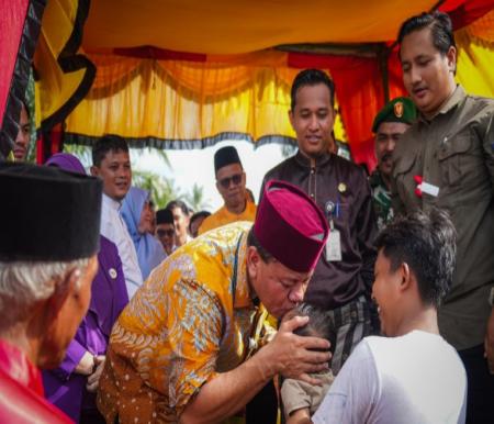 Bupati Kuansing, Suhardiman Amby Salat Tarawih perdana di Masjid Agung Ar Raudhah (foto/ultra)
