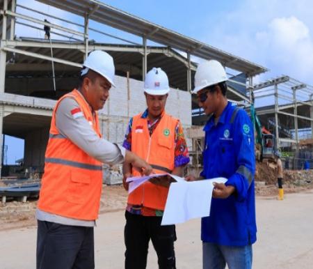 Sejumlah pekerja Panbil Group tengah berdiskusi terkait pembangunan proyek. Foto Ist