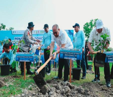Peringatan May Day 2025 Tingkat Riau di PTPN IV Regional III diramaikan dengan penanaman pohon (foto/ist)