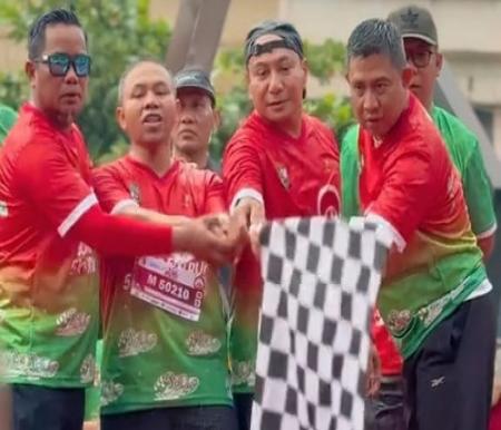 Gubernur Riau, Abdul Wahid bersama Bupati Pelalawan, H Zukri melepas peserta Bono Fun Run 2025.(foto: andi/halloriau.com)