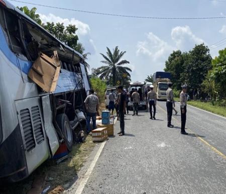Bus PMH tabrak truk di Jalintim Pelalawan.(foto: mcr)