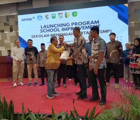Kadisdikpora Kuansing H. Herizon, S.Pd., S.D., M.M. menyerahkan SK penugasan secara simbolis kepada salah satu perwakilan Fasda.