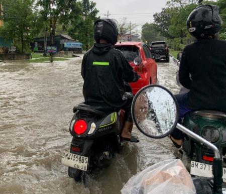 ilustrasi: Pengendara keluhkan sejumlah ruas jalan di Pekanbaru terendam banjir akibat curah hujan tinggi (foto/dini)
