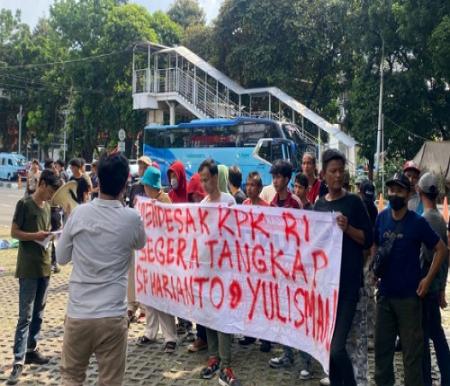 Aksi massa JHMI di depan gedung KPK mendesak Wagubri SF Hariyanto dan Ketua DPRD Riau Yulisman diperiksa terkait SPPD fiktif.(foto: istimewa)