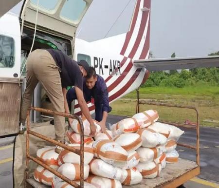 Tim penyemaian OMC di Dumai.(foto: tribunpekanbaru.com)
