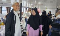 Walikota Dumai, H Paisal didampingi Istri Hj Leni Ramaini turut mengiringi kepulangan para jemaah haji Kota Dumai Kloter 7 dari Pelabuhan Sekupang hingga tiba di Dumai.(foto: bambang/halloriau.com)