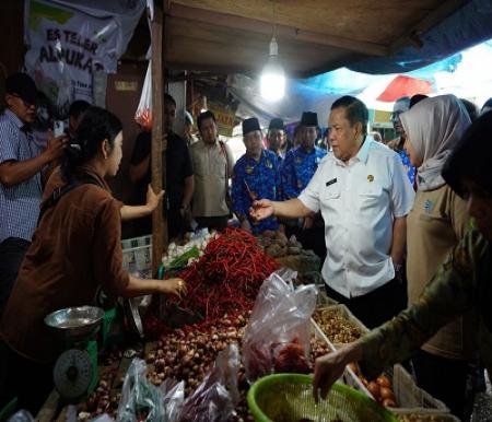 Plt Gubernur Riau, SF Hariyanto saat meninjau stok pangan di Pasar Cik Puan Pekanbaru.(foto: mcr)