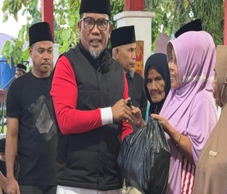 Bupati Pelalawan, Zukri menyerahkan bantuan untuk warg dalam momen buka puasa bersama PPTK.(foto: andi/halloriau.com)