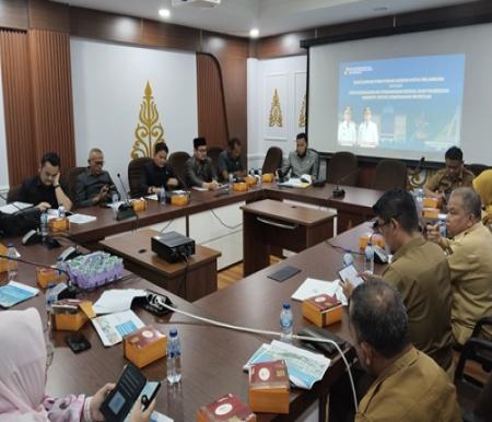 Rapat Pansus Ranperda penyelenggaraan penanaman modal dan pemberian insentif untuk kemudahan investasi (foto/Mimi)