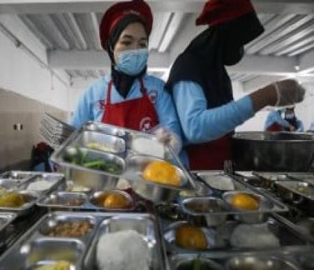 Pekerja menyiapkan menu makanan sebelum didistribusikan ke sekolah, di Satuan Pelayanan Pemenuhan Gizi (SPPG) Dapur Kebayunan, Depok, Jawa Barat, Senin (6/1/2025). Badan Gizi Nasional (BGN) mengoperasikan 190 SPPG atau dapur untuk mendukung program Makan Bergizi Gratis (MBG).