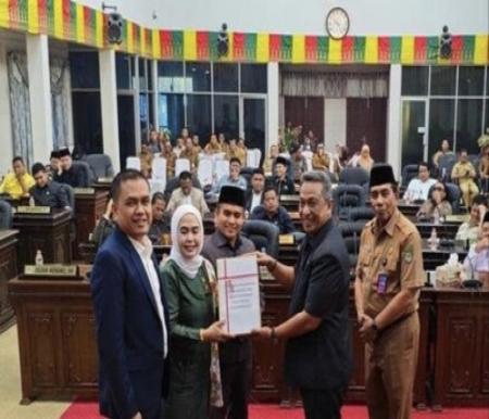 Bupati Rokan Hulu Anton sampaikan Ranperda APBD 2024. (Foto: Istimewa)