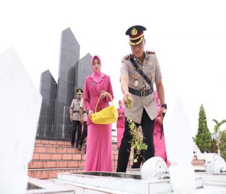 Polres Rokan Hilir menggelar upacara ziarah dan tabur bunga di Taman Makam Pahlawan Kusuma Bangsa Bagansiapiapi. (Foto: Afrizal)