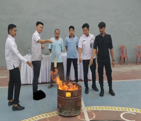 Petugas Rutan kelas II B Dumai musnahkan batang terlarang hasil razia untuk bersihkan blok tahanan (foto/bambang)