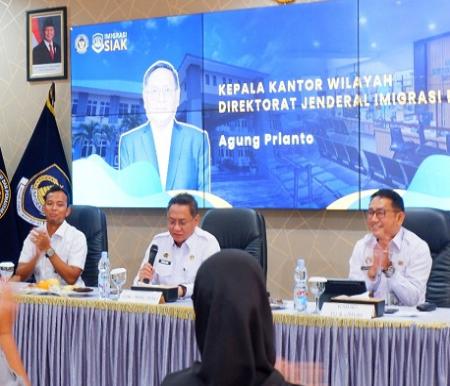 Kakanwil Ditjen Imigrasi Riau, Agung Prianto, memberikan penguatan kepada ASN Kantor Imigrasi Siak untuk memperkuat pelayanan publik yang profesional, berintegritas, dan berorientasi pada nilai P.R.I.M.A.