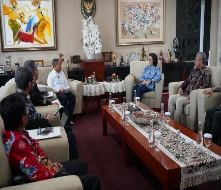 Gubernur Riau, Abdul Wahid bersama jajaran, temui Menteri Keuangan, Sri Mulyani di Kantor Kementerian Keuangan, Jakarta Pusat, Kamis (05/06/25).