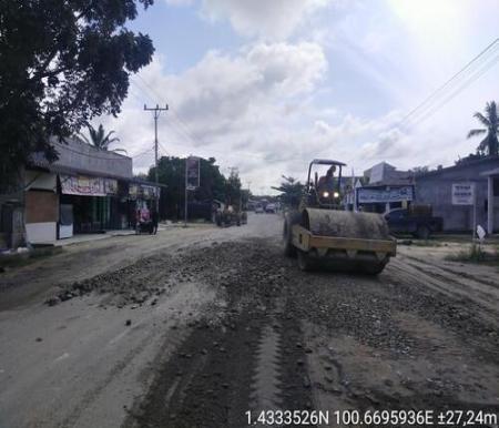 Pemprov Riau lakukan perbaikan jalan di jalan poros Rohil dan Rohul. (Foto: Istimewa)