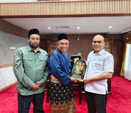 Ketua BPP DIR, Datuk Seri Taufik Ikram Jamil, resmi menyerahkan naskah akademik beserta draf RUU Daerah Istimewa Riau kepada Ketua DPRD Riau, Kaderismanto, pada Selasa (7/10/2025) di ruang kerja Ketua DPRD Riau.