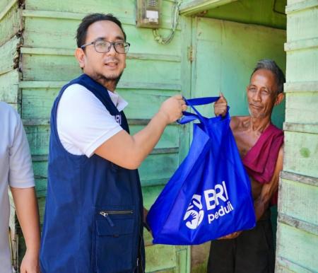 BRI Peduli menyalurkan 700 paket Sembako untuk warga Sri Meranti, Pekanbaru (foto/ist)