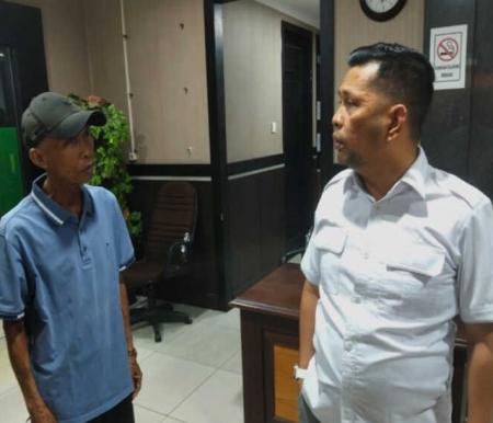 Ketua RW 15, Kelurahan Tangkerang Tengah, Kecamatan Marpoyan Damai Zakaria (kiri) bertemu dengan Wakil Ketua DPRD Pekanbaru T Azwendi, Rabu (1/10/2025).