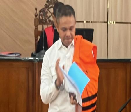 Terdakwa Gubernur Riau nonaktif Abdul Wahid saat menjalani sidang.(foto: int)