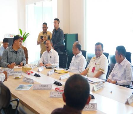 Gubernur Riau, Abdul Wahid (kiri) melakukan audiensi dengan Menteri Pemuda dan Olahraga Republik Indonesia, Dito Ariotedjo di Jakarta, Rabu (21/5/2025).
