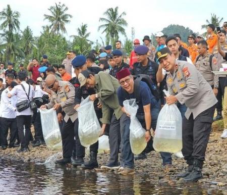 Polda Riau melakukan penanaman 79 pohon dan melepaskan 7.900 ekor bibit ikan lomak di Kampar, Riau.
