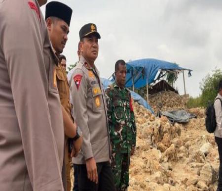Kapolda Riau Irjen Pol Herry Heryawan saat meninjau lokasi galian C di Pekanbaru yang makan korban dua orang kakak beradik, Selasa (9/9/2025). (Foto: Tribun Pekanbaru)