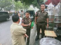 Satpol PP tegur lapak mebel di Jalan Sudirman Pekanbaru (foto/int)