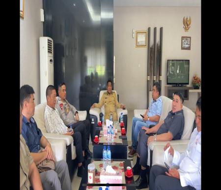 Bupati Pelalawan, Zukri berharap perusahaan tetap terima hasil panen sawit masyarakat dari desa di TNTN (foto/Andy)
